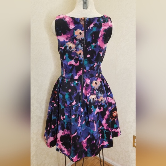 JUST... TAYLOR FLORAL DRESS - Picture 6 of 10